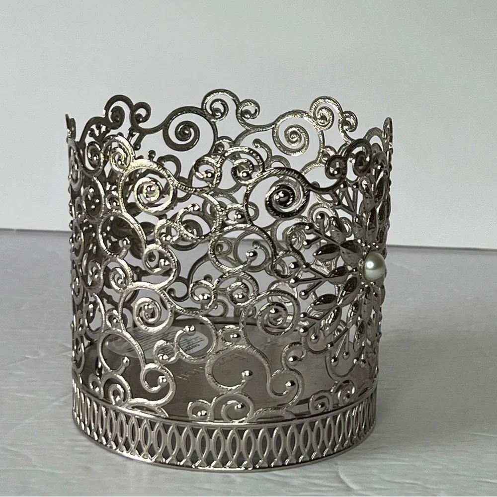 BATH & BODY WORKS SNOWFLAKE SWIRL PEARL LARGE 3 WICK CANDLE HOLDER Holiday - Picture 2 of 6